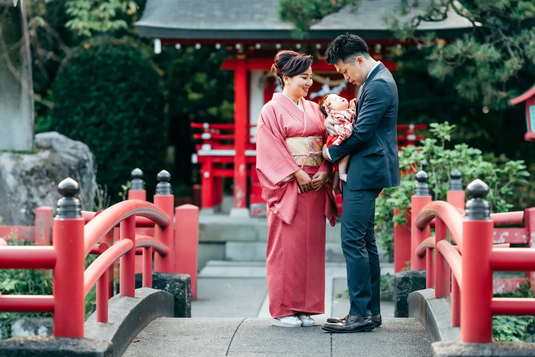 神社で赤ちゃんを抱くお宮参りの家族写真