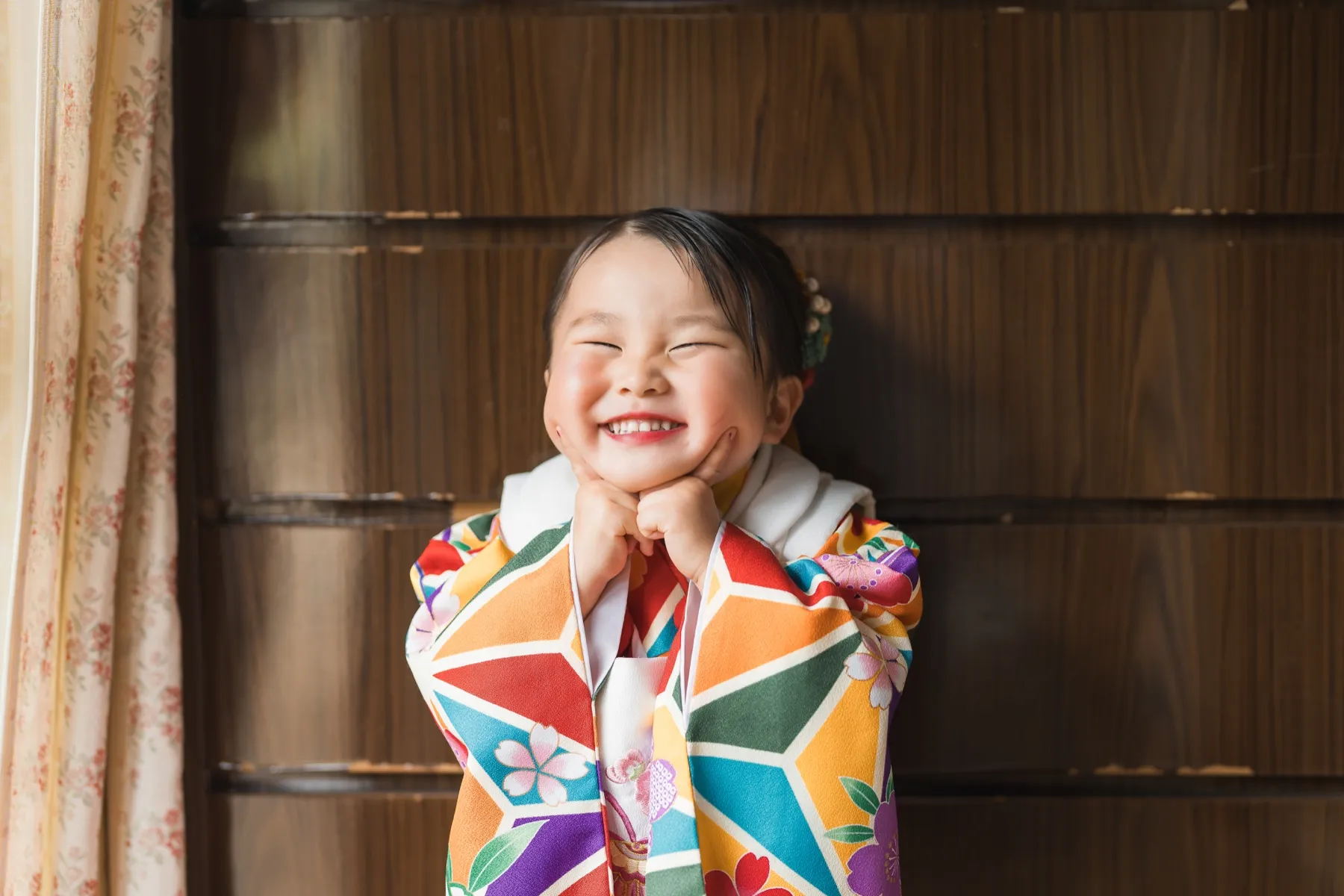 自然光の中で着物姿の子どもを写した七五三写真