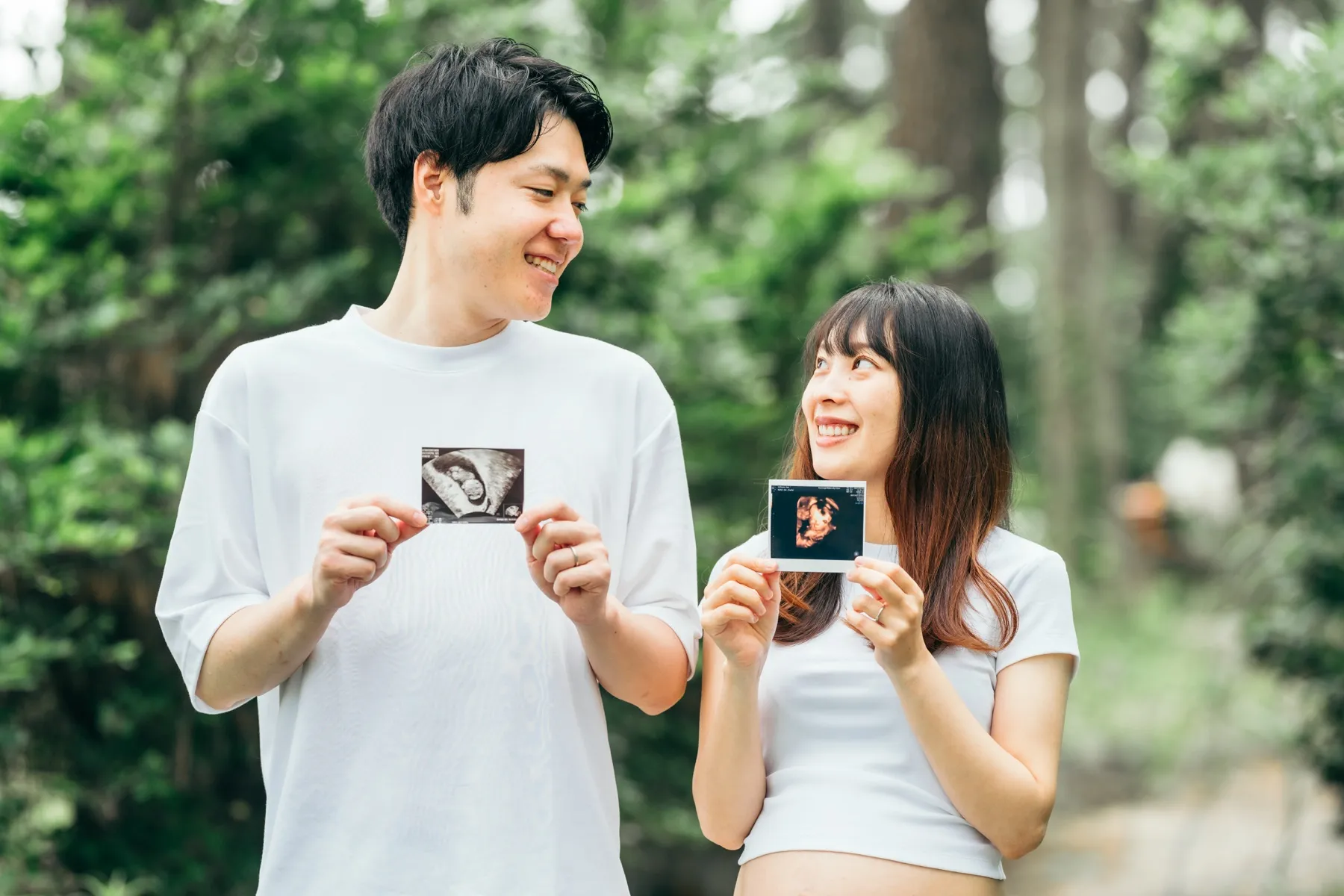 自然の中で夫婦が向き合うマタニティフォト