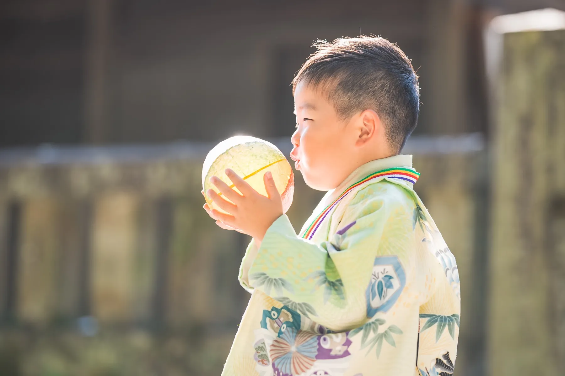 七五三の着物姿で自然に笑う子どもの写真