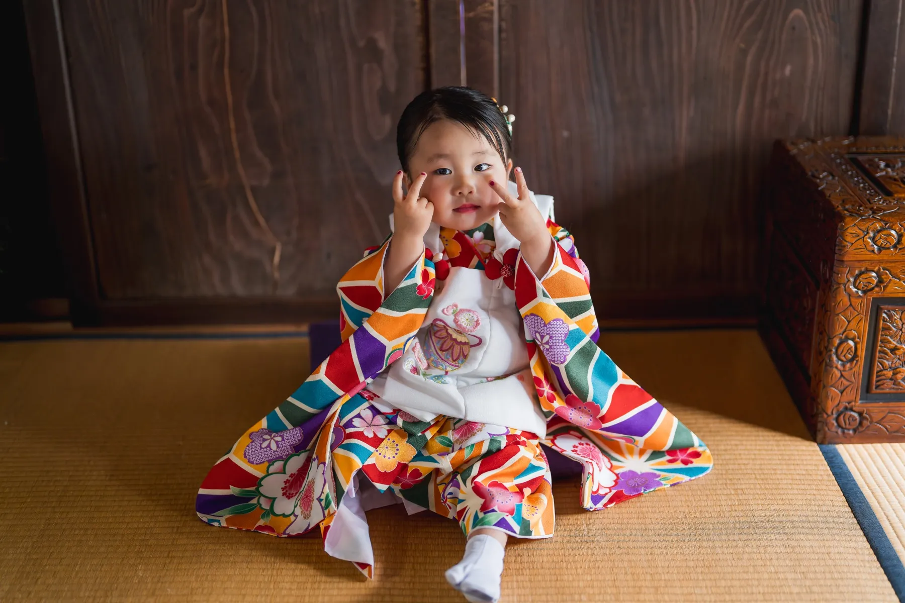 七五三の着物姿で子どもが自然に立つ写真