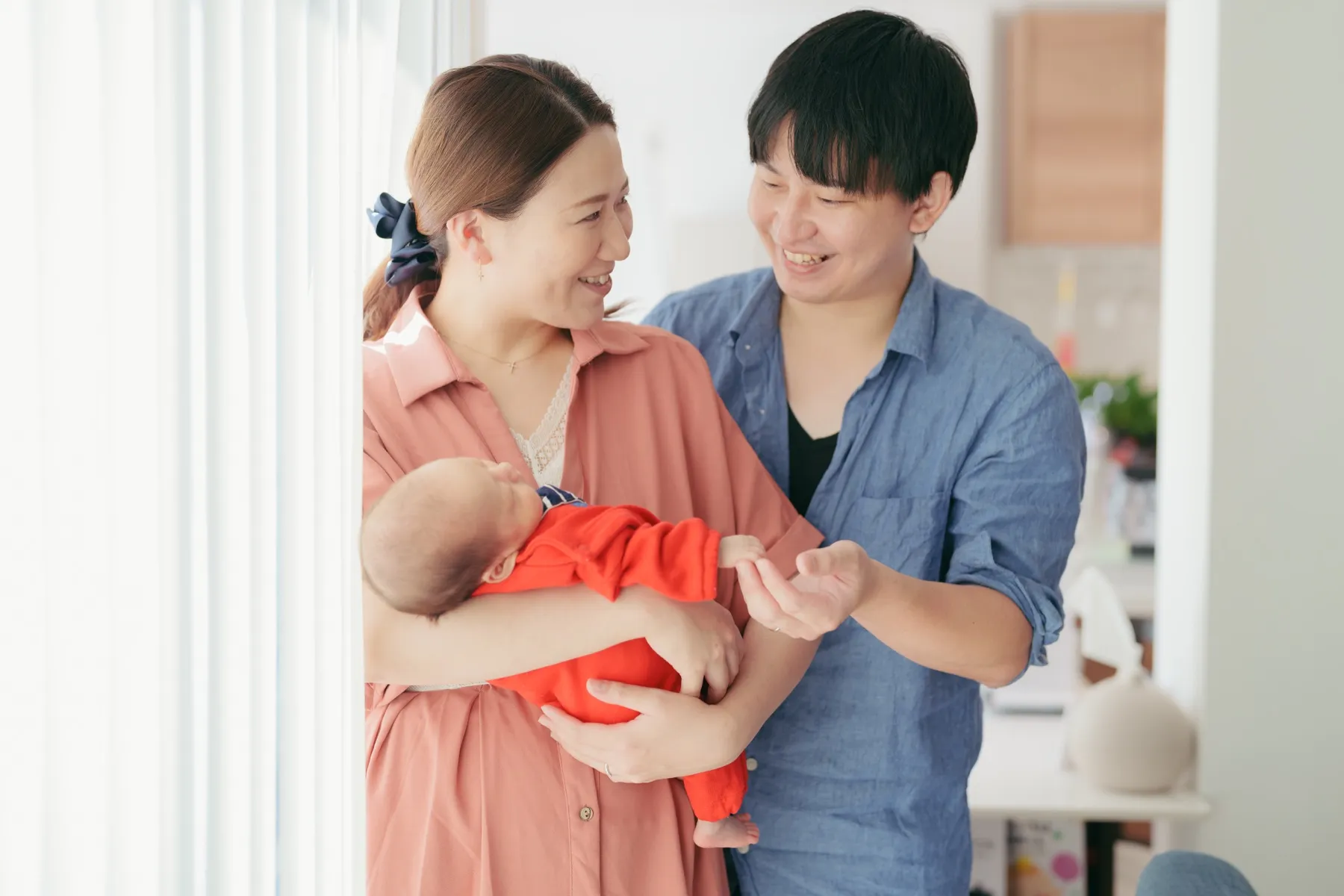 赤ちゃんを抱く家族のニューボーンフォト