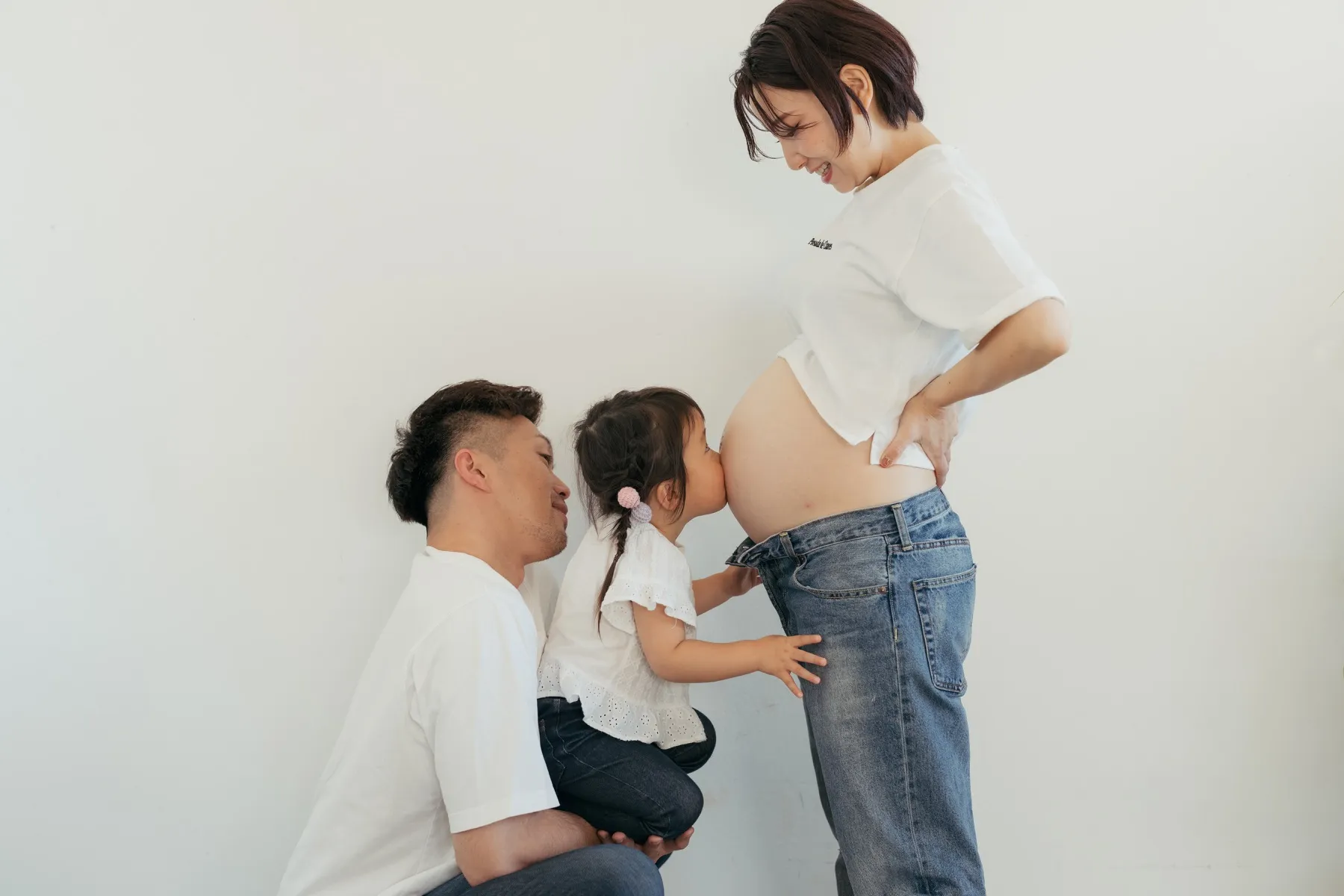 家族でお腹の赤ちゃんに寄り添うマタニティフォト