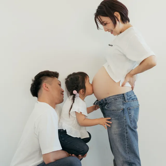 お腹の赤ちゃんに家族で寄り添うマタニティの時間