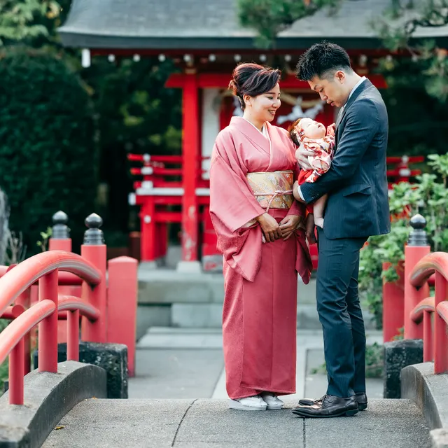 神社で赤ちゃんを連れて歩くお宮参りの家族