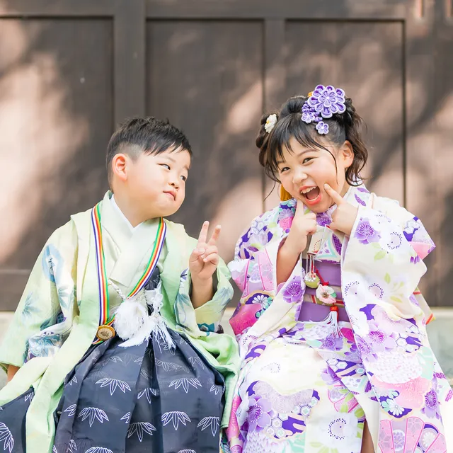 七五三の着物姿できょうだいが笑い合う時間